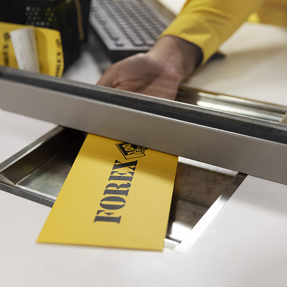 Rejsevaluta udleveret i skranken hos Forex